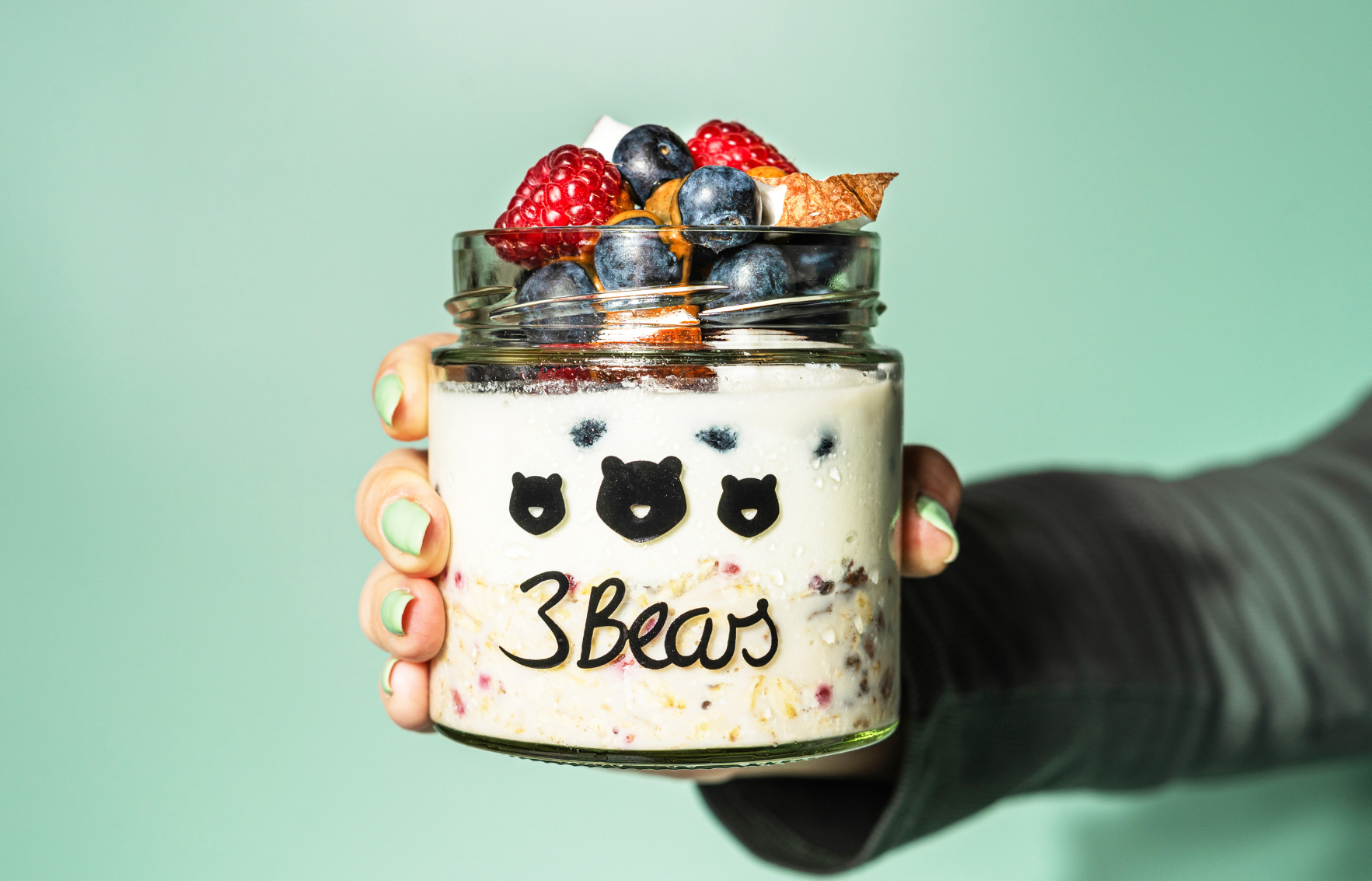 (2) Protein Power zum Löffeln: Sommerliche Kokos-Beeren Overnight Oats mit Zitronenquark