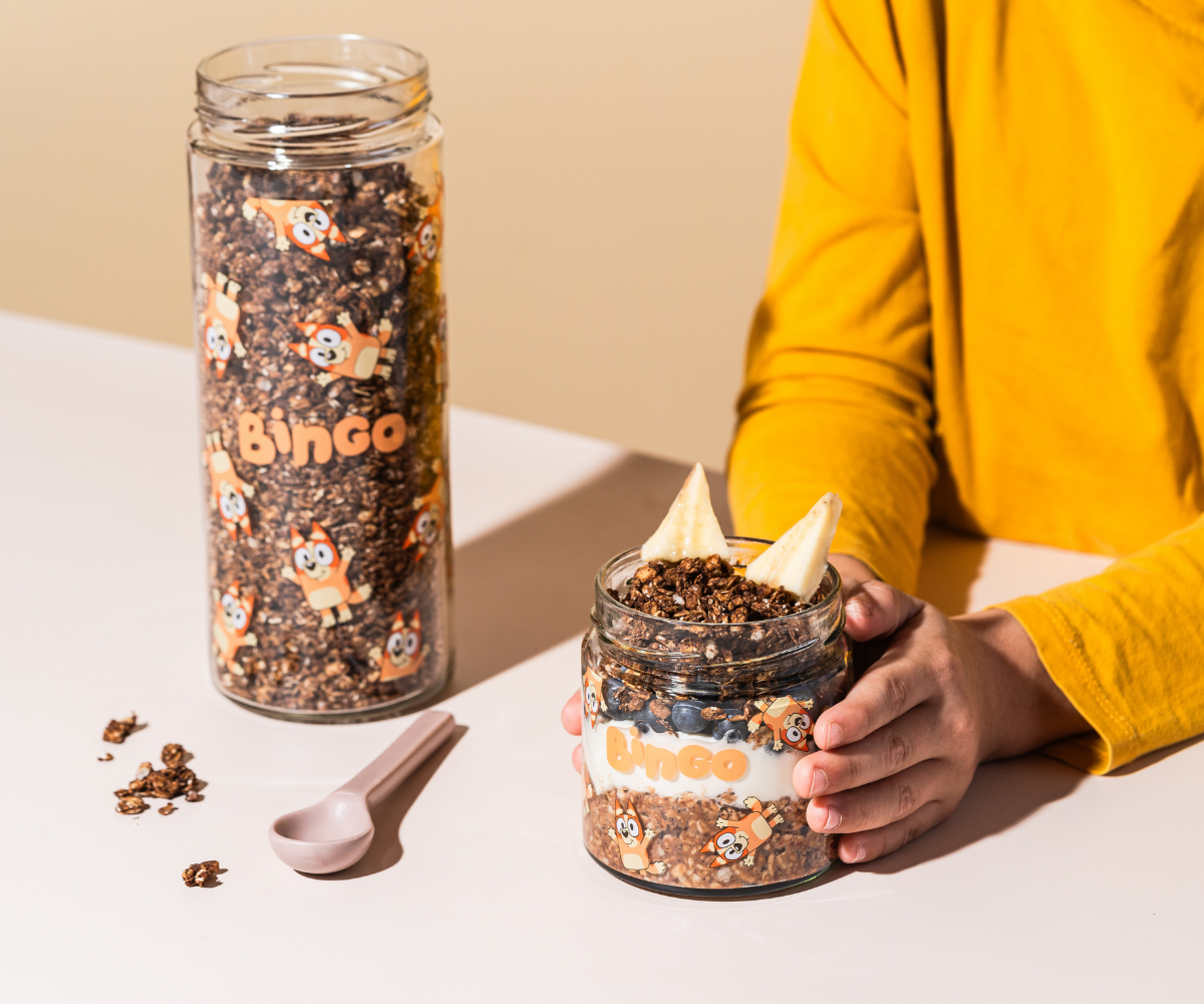 Bingo Glas mit Bluey Porridge - Kakao-Zimt, Skyr und Knuspemüsli - Kakao, Bingo Vorratsglas mit Kakao Knuspermüsli