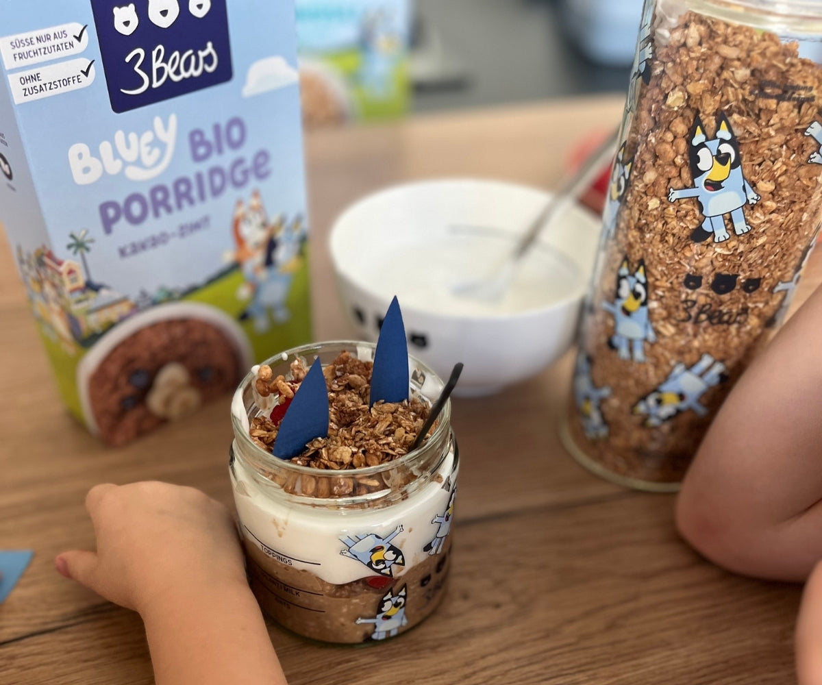 Bluey Glas mit Bluey Knuspemüsli - Kakao und Skyr, Bluey Vorratsglas mit Kakao Knuspermüsli