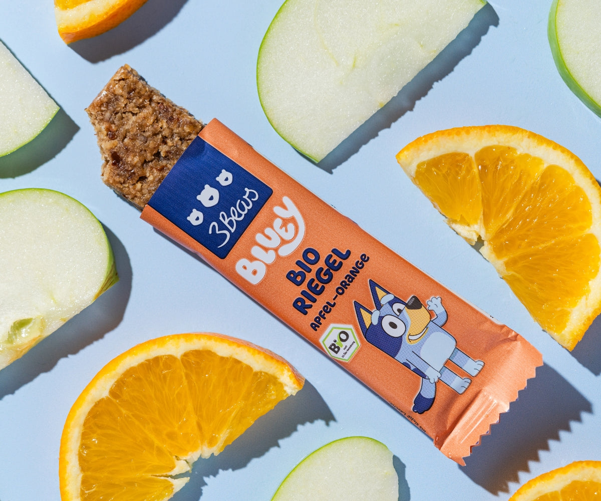 Nahaufname geöffneter Bio Riegel Apfel-Orange