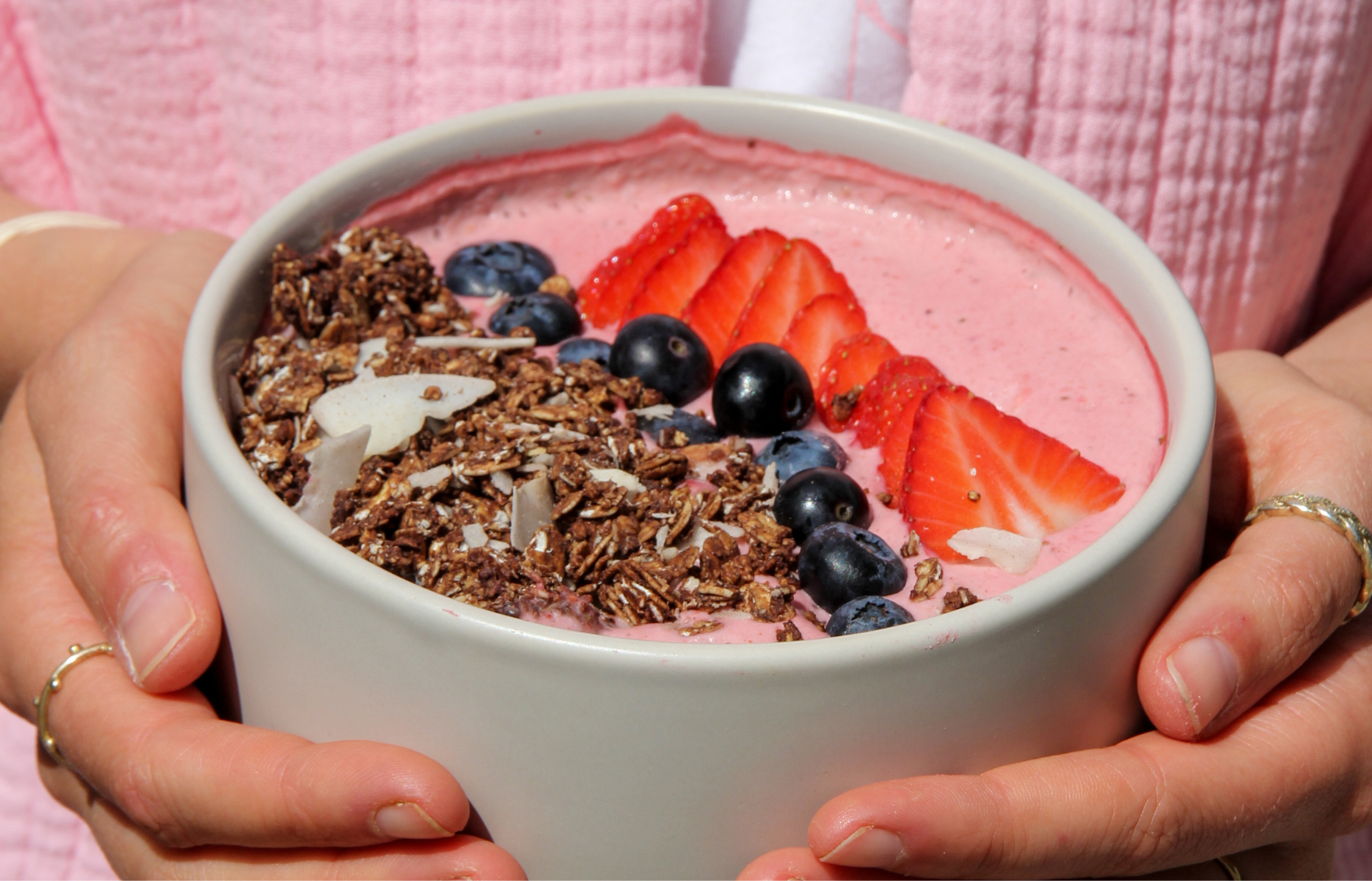 Vegane Pink Berry Smoothie Bowl mit Kokos-Kakao Granola & frischen Beeren