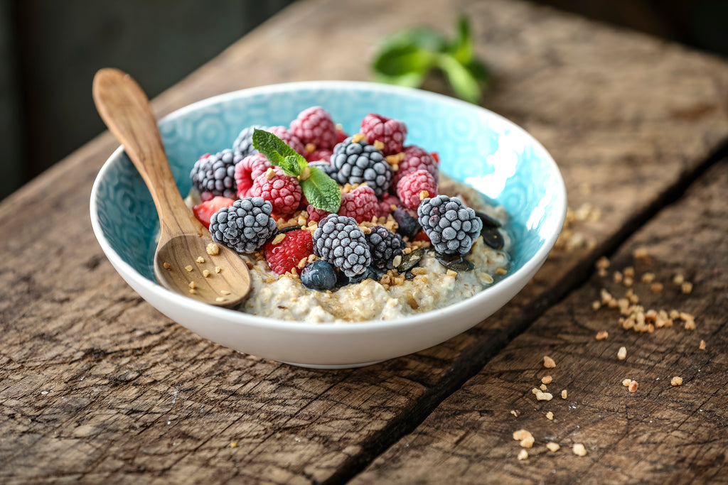 Porridge-Bowl mit Frozen Berries