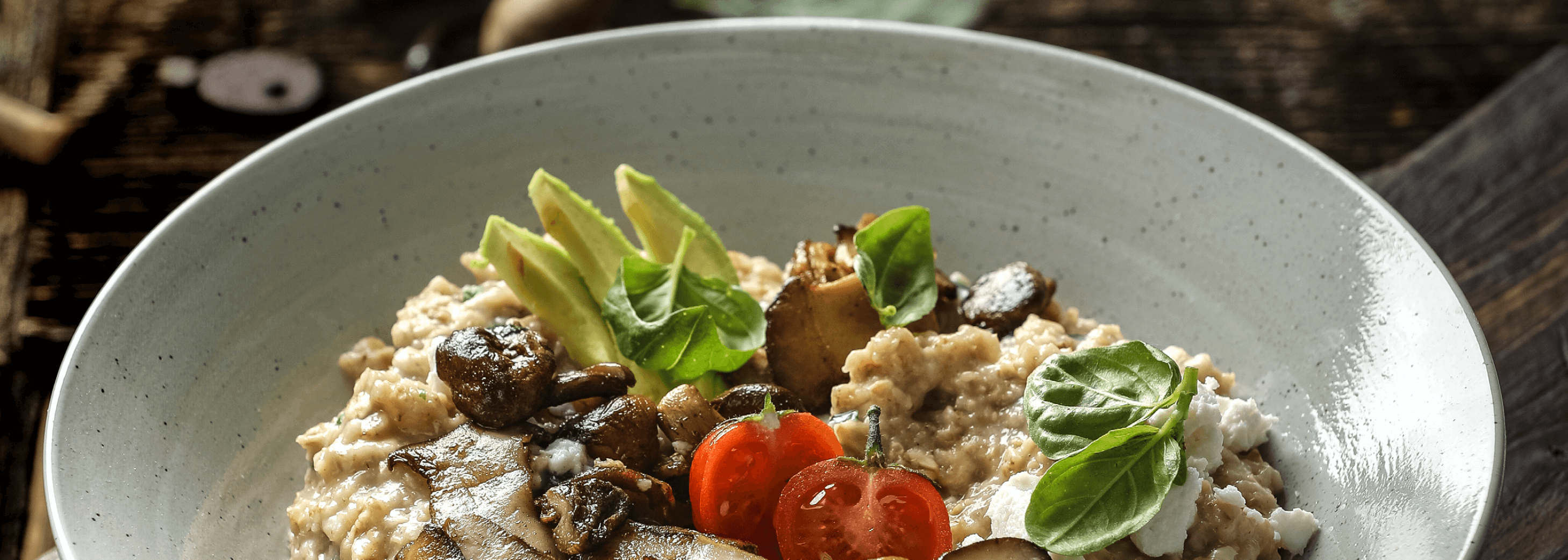 Pikantes Avocado-Porridge mit Waldpilzen