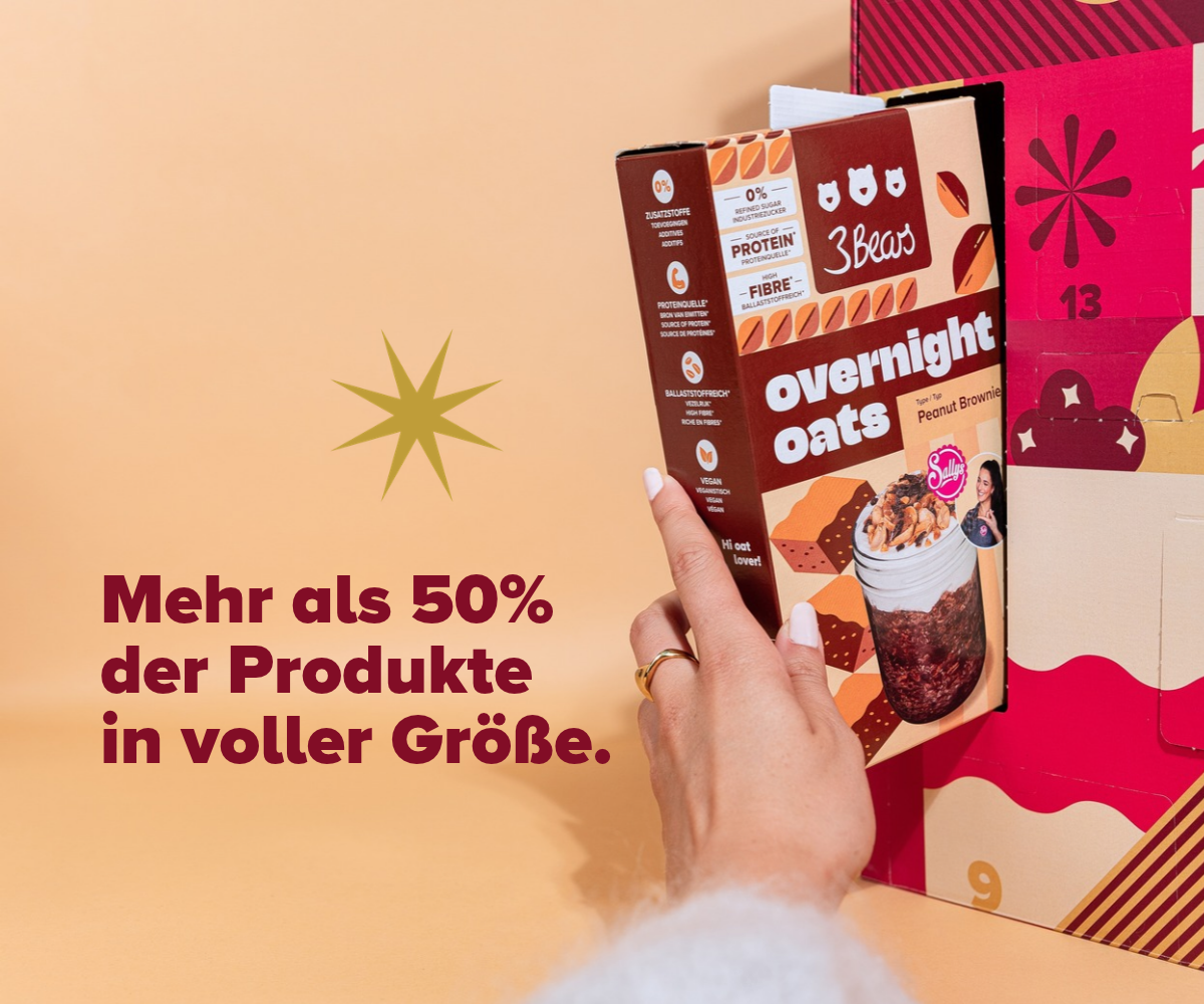 Hand nimmt eine Packung 3Bears Overnight Oats Peanut Brownie aus dem Adventskalender – mehr als die Hälfte der Produkte in Originalgröße 