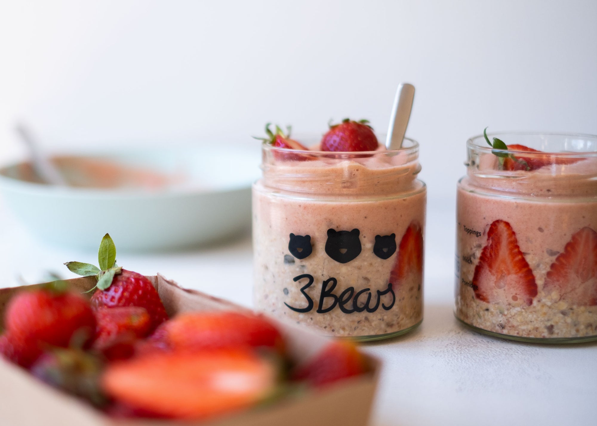 Erdbeer-Overnight Oats, overnight oats, kaltes porridge, frühstück, gesundes frühstück, frühstück mit erdbeeren, porridge im sommer, erdbeeren, recihhaltiges und gesundes frühstück 