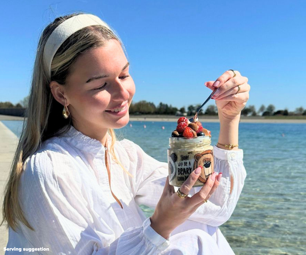 Overnight Oats Coconut Bliss Serviervorschlag mit Erdnussmus 